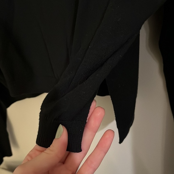 Simple black sweater - Picture 5 of 5